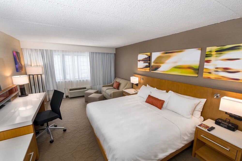 Room, Delta Hotels by Marriott Utica