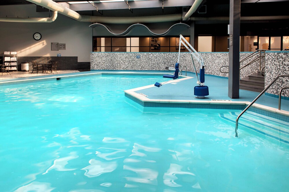 Indoor pool, Delta Hotels by Marriott Utica