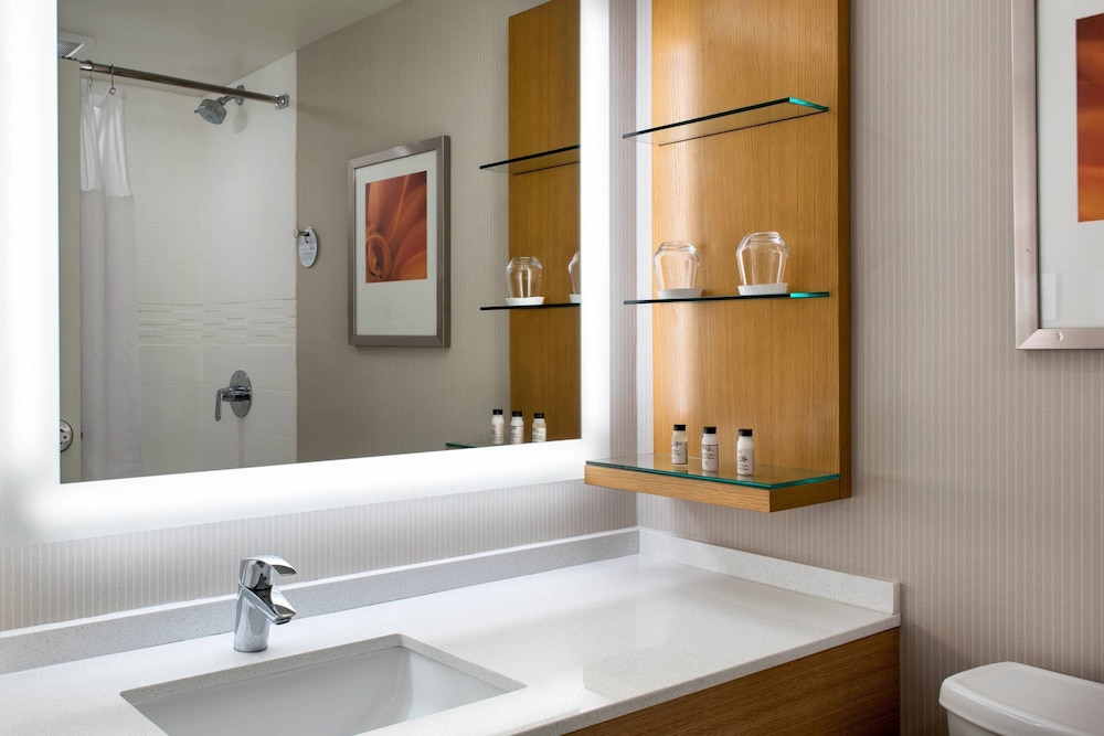 Bathroom, Delta Hotels by Marriott Utica