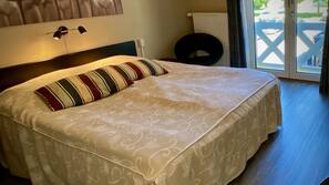 Hypo-allergenic bedding, pillow top beds, in-room safe, desk