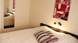 Hypo-allergenic bedding, pillow top beds, in-room safe, desk