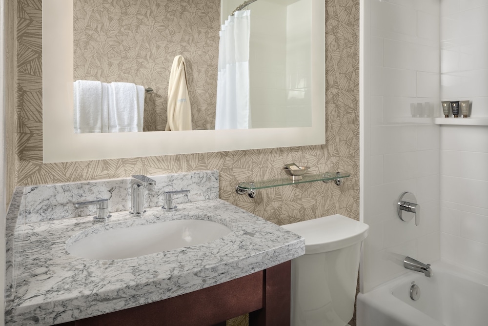 Bathroom, Bahia Resort Hotel