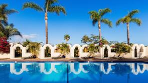 Outdoor pool, pool loungers