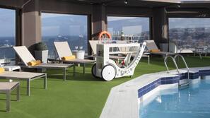 Utomhuspool, parasoller och solstolar