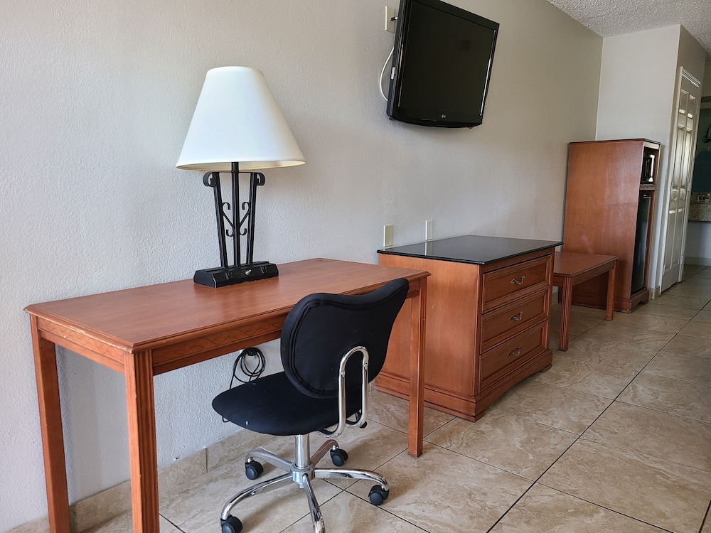 Days Inn & Suites by Wyndham Orlando East UCF Area