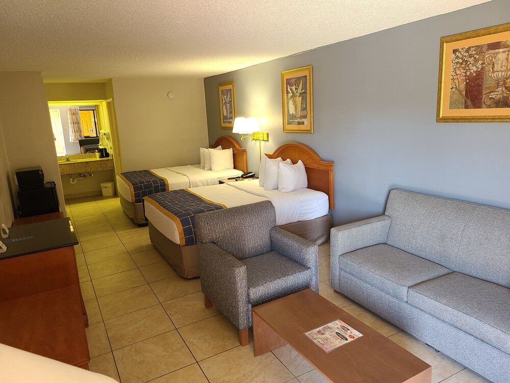 Days Inn & Suites by Wyndham Orlando East UCF Area