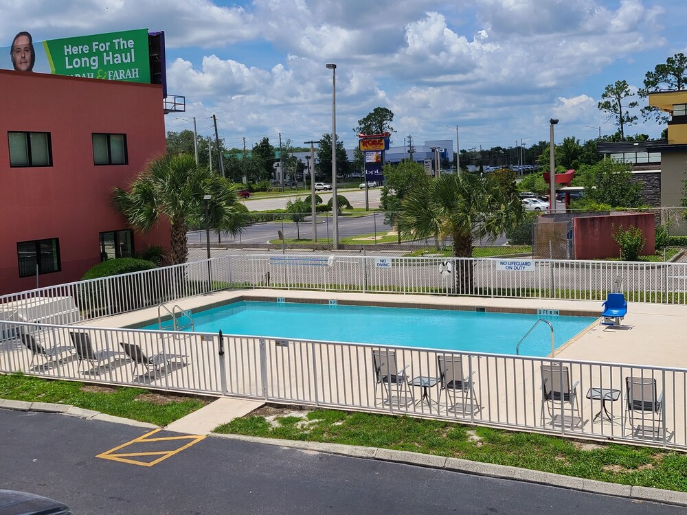 Days Inn & Suites by Wyndham Orlando East UCF Area