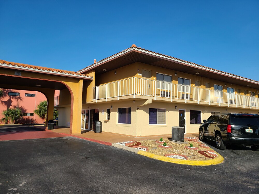 Days Inn & Suites by Wyndham Orlando East UCF Area