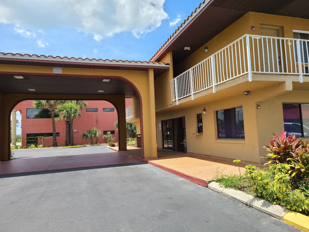 Days Inn & Suites by Wyndham Orlando East UCF Area