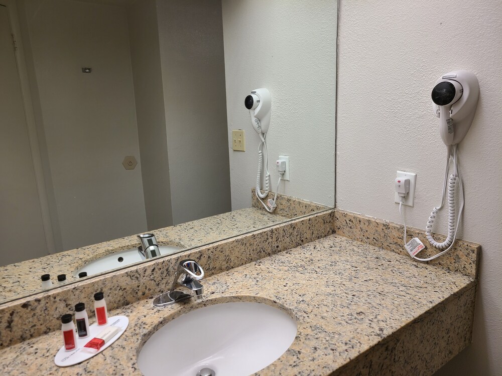 Days Inn & Suites by Wyndham Orlando East UCF Area