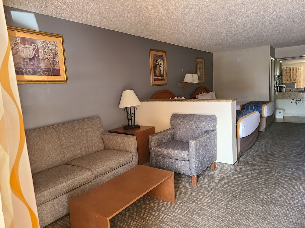 Days Inn & Suites by Wyndham Orlando East UCF Area