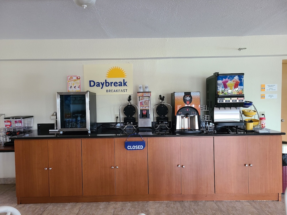 Days Inn & Suites by Wyndham Orlando East UCF Area