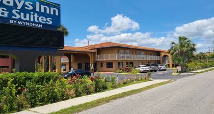 Days Inn & Suites by Wyndham Orlando East UCF Area