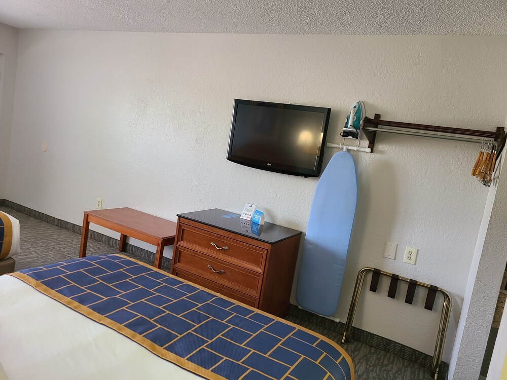 Days Inn & Suites by Wyndham Orlando East UCF Area