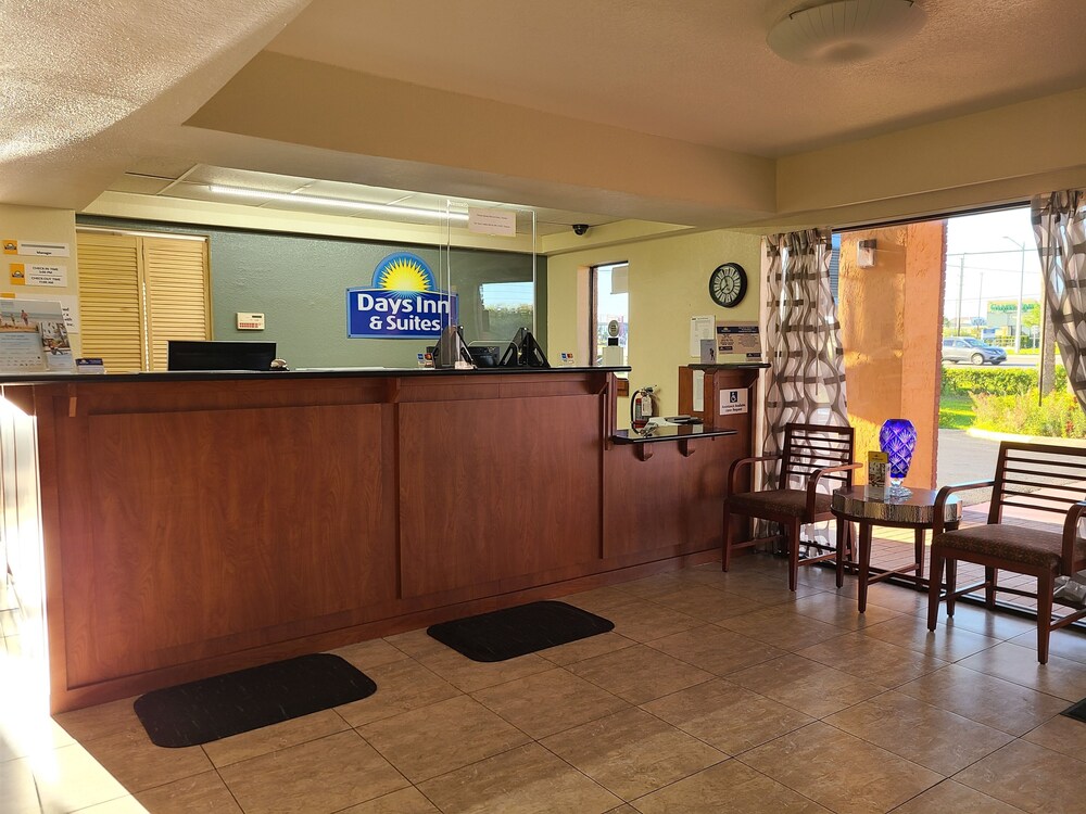 Days Inn & Suites by Wyndham Orlando East UCF Area