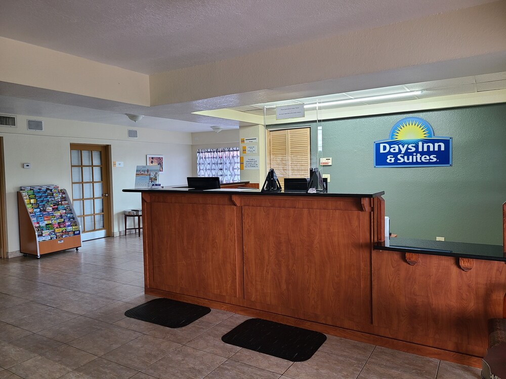 Days Inn & Suites by Wyndham Orlando East UCF Area