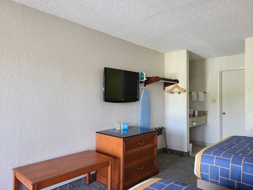 Days Inn & Suites by Wyndham Orlando East UCF Area