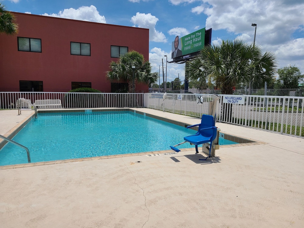 Days Inn & Suites by Wyndham Orlando East UCF Area