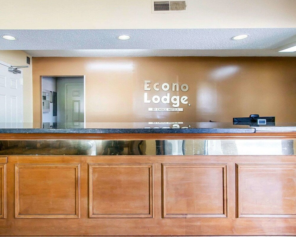 Econo Lodge  Inn & Suites