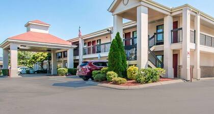 Econo Lodge Inn & Suites