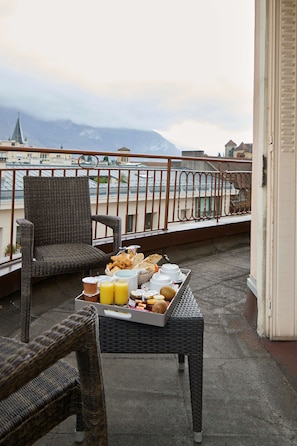 Executive Room, 1 Queen Bed, Non Smoking, Balcony | Minibar, in-room safe, individually decorated, desk