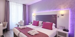 Comfort Room, 2 Twin Beds, Non Smoking | Minibar, in-room safe, individually decorated, desk