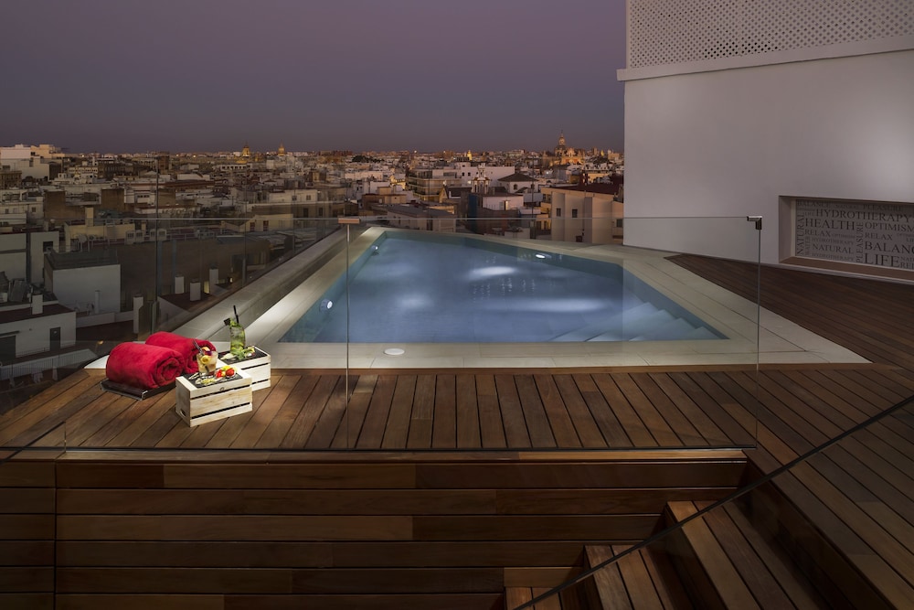 Rooftop pool, Hotel Colón Gran Meliá