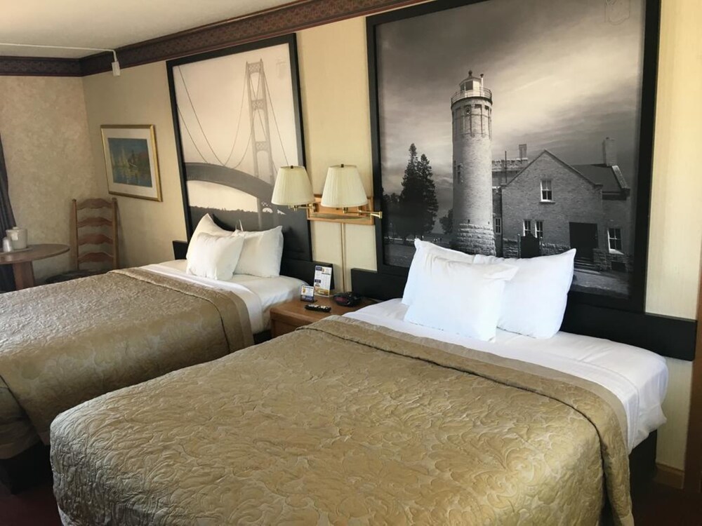 Room, Super 8 by Wyndham Mackinaw City/Beachfront Area