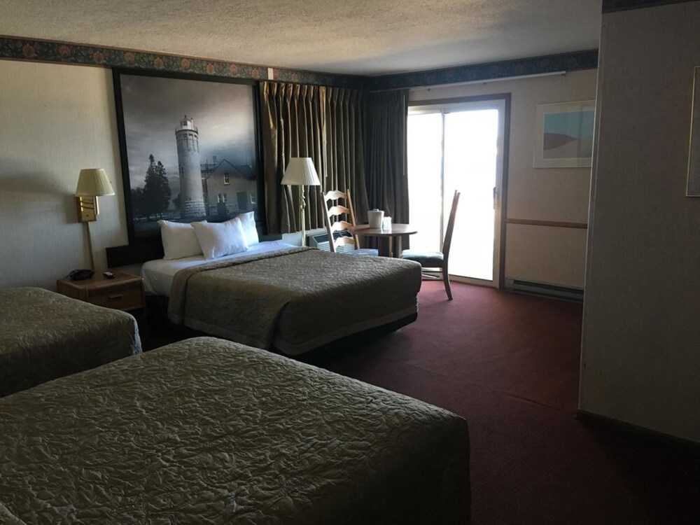 Room, Super 8 by Wyndham Mackinaw City/Beachfront Area