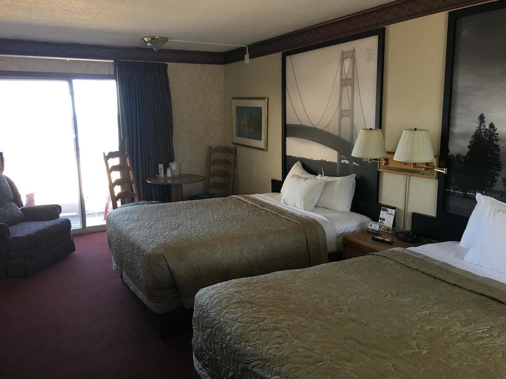 Room, Super 8 by Wyndham Mackinaw City/Beachfront Area