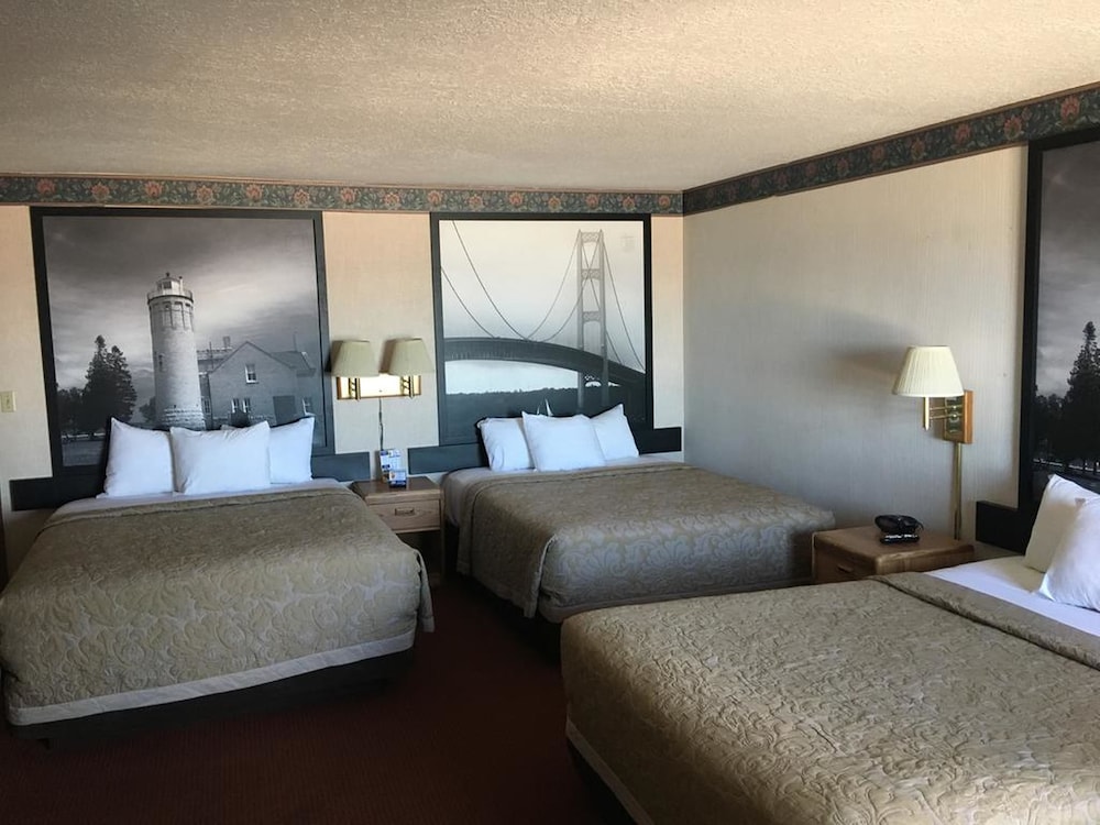 Room, Super 8 by Wyndham Mackinaw City/Beachfront Area