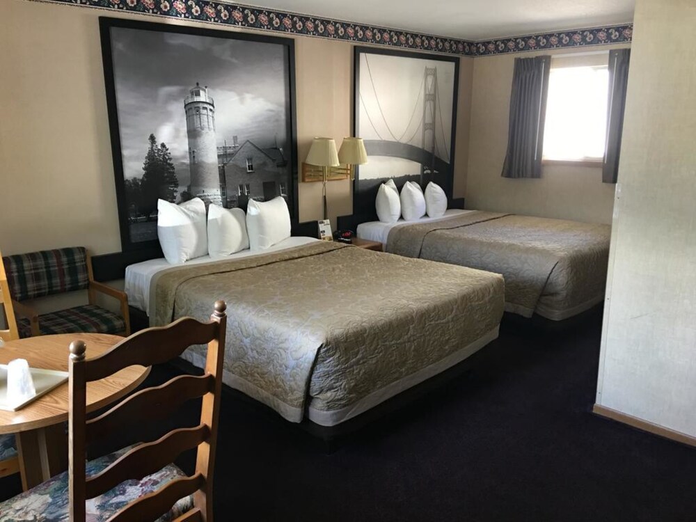 Room, Super 8 by Wyndham Mackinaw City/Beachfront Area