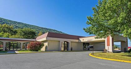 Econo Lodge Inn & Suites
