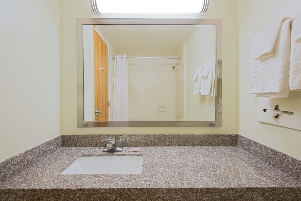 Bathroom, Days Inn by Wyndham Fremont