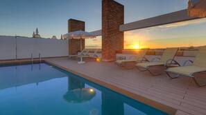 Una piscina al aire libre de temporada