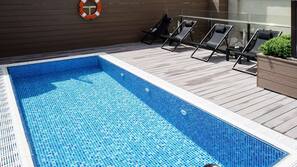 Piscina all'aperto, lettini