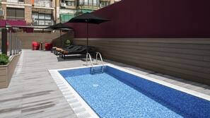 Piscina all'aperto, lettini
