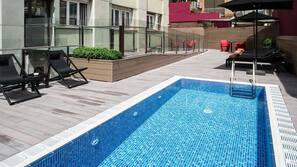Piscina all'aperto, lettini