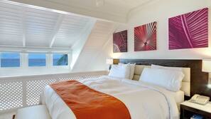 Minibar, coffre-forts dans les chambres, bureau, rideaux occultants