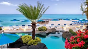 3 piscines extérieures, parasols de plage, chaises longues
