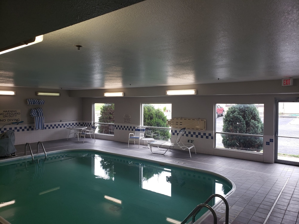 Indoor pool, Country Inn & Suites by Radisson, Fairview Heights, IL