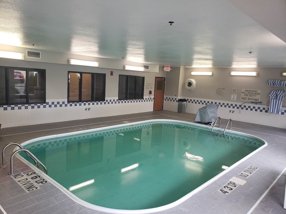 Indoor pool, Country Inn & Suites by Radisson, Fairview Heights, IL