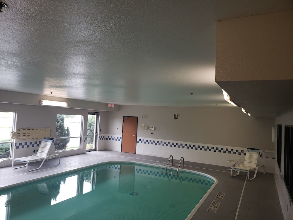 Indoor pool, Country Inn & Suites by Radisson, Fairview Heights, IL