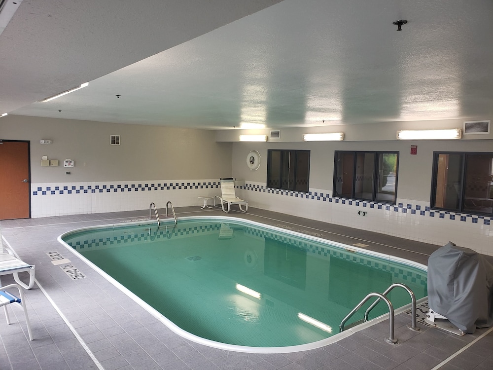 Indoor pool, Country Inn & Suites by Radisson, Fairview Heights, IL