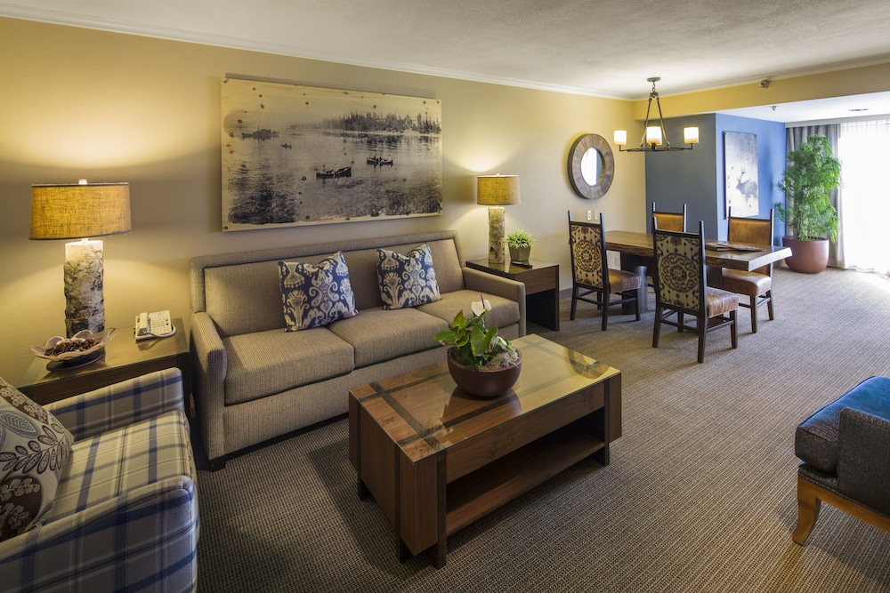 Living area, Lake Tahoe Resort Hotel