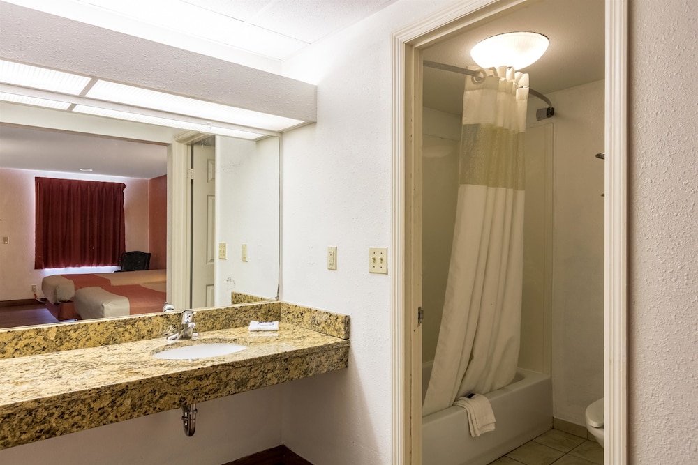 Motel 6 Pooler, GA - Savannah Airport