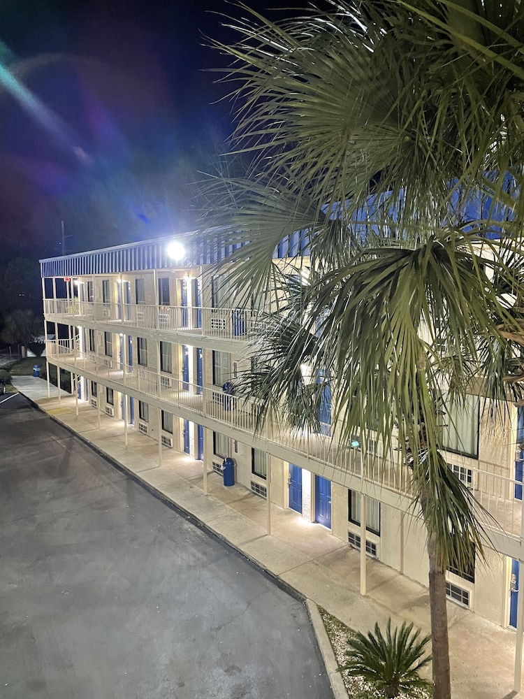 Motel 6 Pooler, GA - Savannah Airport