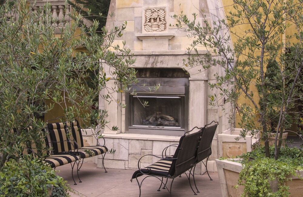 Courtyard, Best Western Dry Creek Inn