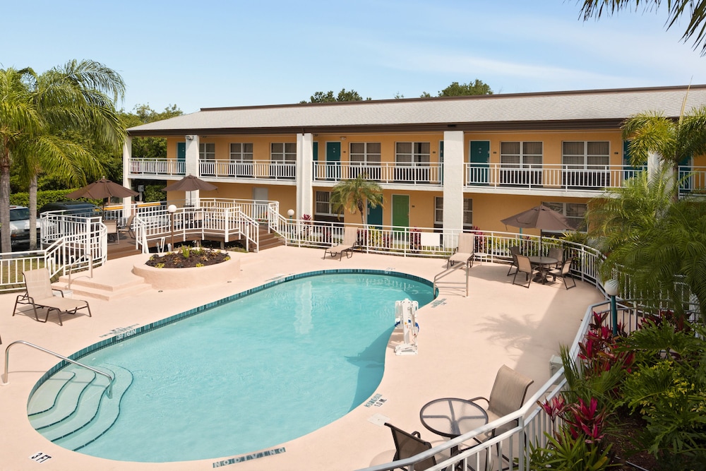 Super 8 by Wyndham Ellenton Bradenton Area