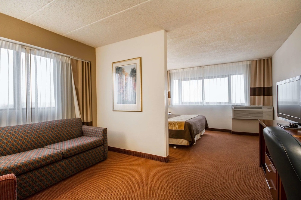 Comfort Inn & Suites Madison - Airport